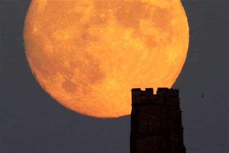 Why is tonight - Starting at 1:02 a.m. Eastern time, the moon will begin to enter the outer part of Earth’s shadow, called the penumbra. It will gradually dim as the shadow creeps across its surface for about an...